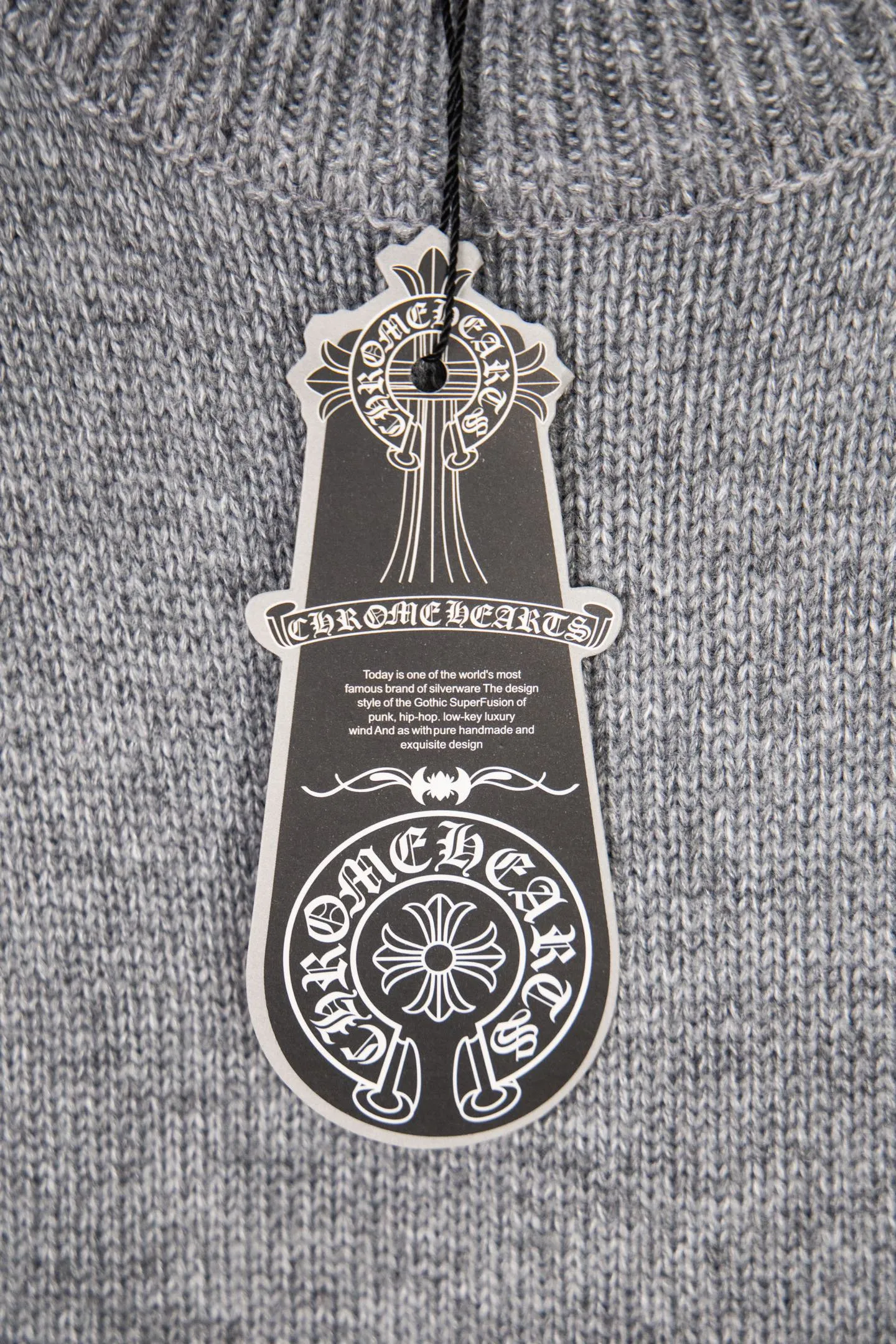P260 Chrome Hearts CH Chrome Hearts Embroidered Disk Sanskrit Cross Hole Knitted Sweater Pullover. The popular style is the same for men and women. It is matched with black and white. It looks great in real life. The upper body looks good and it looks good in daily wear. It is even better when taking photos. It’s hard not to buy it. Buy it for me!!! Believe me, no one can refuse such a machine-length Chrome Hearts jacket. The version has been expanded based on the old version. The upper body is loose and stylish, and the hem is expanded to a casual design. Fat people look extremely slim, thin people have limited height and high-end. Ten thousand yuan ZP printing, 1:1 perfect restoration, looks good when worn alone or stacked, can be easily controlled by both men and women. If you care more about quality, you must also respect the price. It is completely different from the thin see-through bottoms and junk products on the market that pill when worn. If the style makes you shine at a glance, then quality is what you should pay more attention to. Compared with price, we focus on quality. Customers who have received my products all know it. ️️️ Sweaters on the market are generally made of bract core yarn. We use modal. The advantages over core-spun yarn are very intuitive: high cost, high price, high density, relatively expensive for developers, and let us make a lot less money. In addition, it is delicate, has no scum on the upper body, resists pilling, and is high-end. We are conscientious sellers and do not use core-spun yarn. Apart from being cheap, core-spun yarn is really useless. It shrinks, pills, hooks, and makes people pierced. He is proficient in everything. It is 2024. Who doesn’t want to look decent when they go out? Quality determines the upper body effect. No matter how bad the quality, the best style is still the temperament of the urban-rural fringe. We only do long-term business. Quality determines character. Take it back and wear it with confidence and wash it. The quality of the pattern will definitely make your eyes shine. We only make the right version of high quality. We make high-end hard goods. Reject junk goods and reject fast food. Conscientious quality and conscientious price. You deserve it!  Color: Black Beige Gray Size: S M L